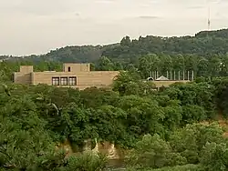 Главное здание музея, обращённое к реке Хиросе.Холм за музеем — гора Аоба