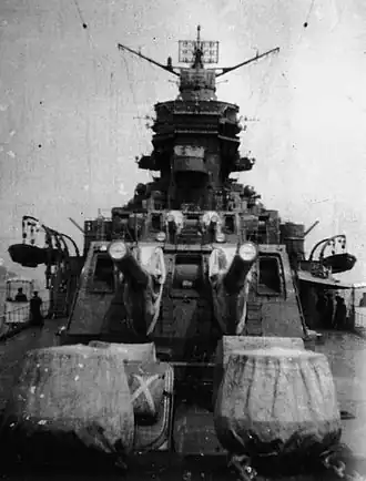 Вид на носовые орудийные башни и надстройку, установлена РЛС №&nbsp;21