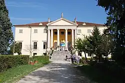 Общий вид виллы из парка