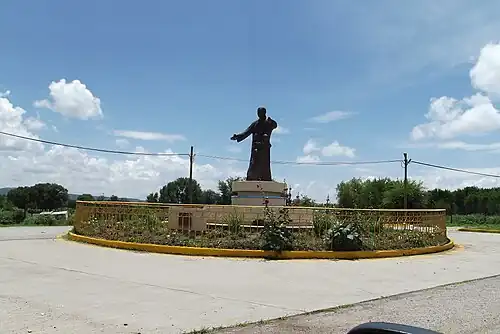 Монумент на центральной площади Каричи