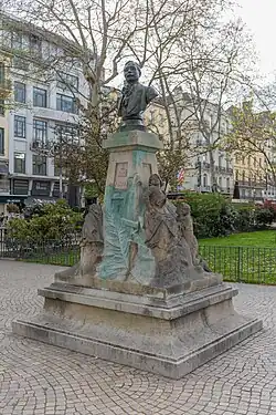 Памятник Фраппа в Сент-Этьене. Скульптор — Жорж Баро.