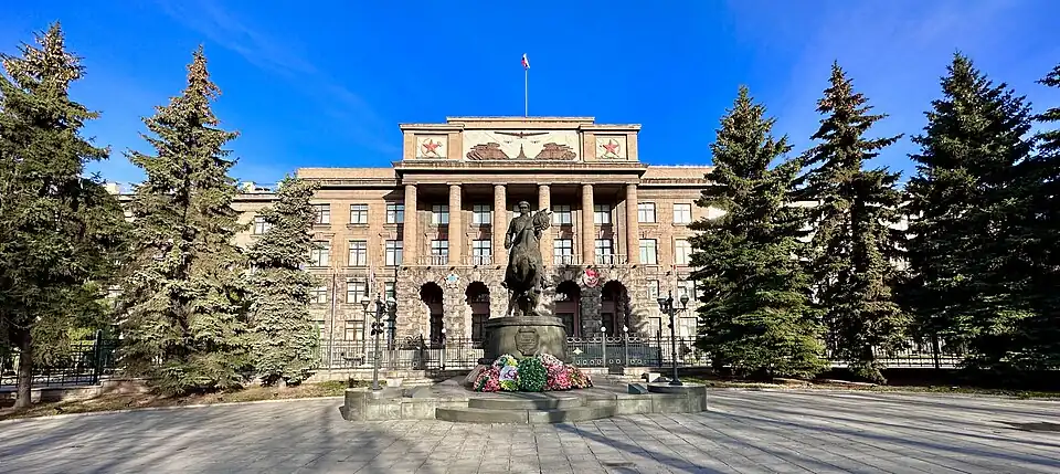 Памятник Г.&nbsp;К.&nbsp;Жукову на аванплощади перед зданием штаба