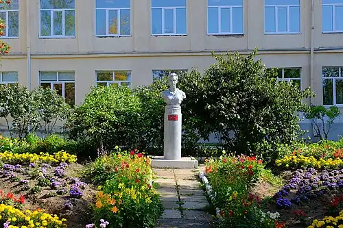 Бюст Зои Космодемьянскойоколо лицея № 25