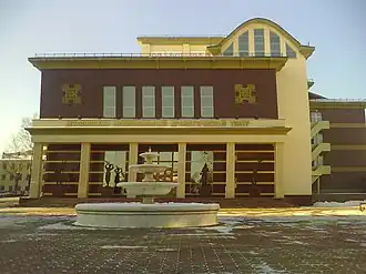 скульптурная группа перед Национальным театром — четыре бронзовые  фигуры: мокшанка с веткой цветущей яблони, эрзянка с чашей-братиной, старик, опирающийся на посох и юноша, выпускающий из рук птицу