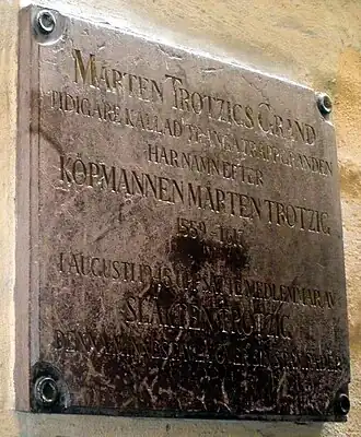 Памятный знак в переулке Мортена Тротзига