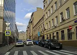 Вид сквозь переулок на Садовое кольцо