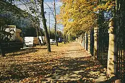 Южная оконечность Автомоторной улицы. Завод «Спринт» (слева) и ограда НАМИ (справа)