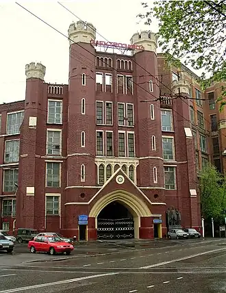 Главное здание МЭЛЗ. Под автостоянкой&nbsp;— коллектор Хапиловки