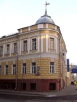 Угол Фурманного переулка и Садовой-Черногрязской (справа).  НИИ глазных болезней им. Г. Гельмгольца.