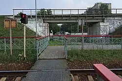 Пешеходный переход близ платформы через пути Ярославского направления, соединяющий Стартовую и Холмогорскую улицу.