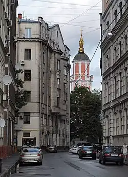 В центре — Меншикова башня