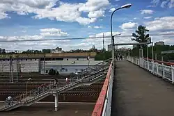 Надземный пешеходный переход между платформами