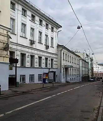 Торец главного дома и флигели усадьбы