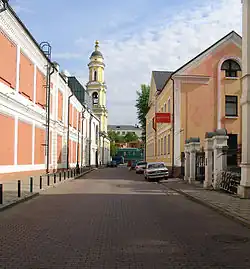 Вид с севера, в сторону Большого Толмачёвского переулка. Слева — новые корпуса Третьяковки и Храм Святителя Николая в Толмачах