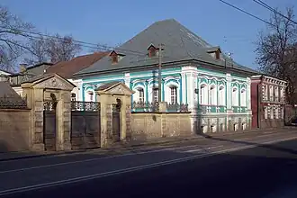 Восточный корпус усадьбы и ограда с воротами