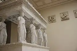 Гипсовый макет Портика кариатид в Московском музее изобразительных искусств им. А. С. Пушкина