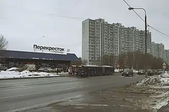 Здание бывшего универсама по адресу: улица Генерала Тюленева, 2. Фото 2015 года. Здание снесено в 2020 году