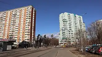 Дома в начале проезда Русанова (построены в 2005 и 2001 годах)