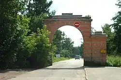 «Небесные» ворота у въезда на Санаторную аллею с Профсоюзной улицы