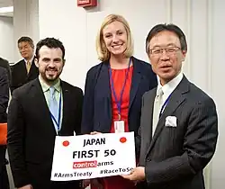 Мотохидэ Ёсикава после подписания МДТО (справа)