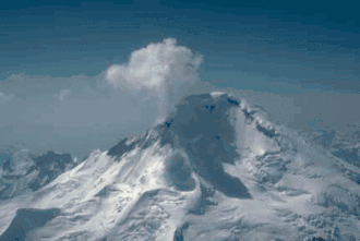 Северная сторона вулкана Илиамна. Столб пара и газа вырывается на несколько сотен метров.