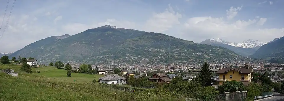 Вид План-Фелина (фр.&nbsp;Plan-Félinaz) и Аосты. В глубине, слева и справа Becca France, Pointe de Chaligne и Гран-Комбен