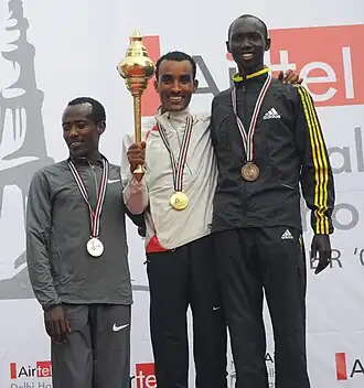 Победители Полумарафона Дели 2009 года: Уилсон Кипсанг, Дериба Мерга и Эшету Вендиму