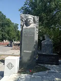 Надгробный памятник над могилой Мухтара Ауэзова