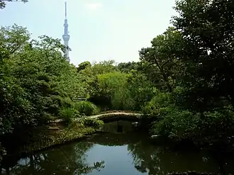 Сад Мукодзима-Хяккаэн и Tokyo Skytree на заднем плане