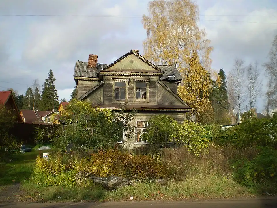 Старый дом в микрорайоне Мельничный Ручей. 2012 год На фронтоне табличка: «Застрахован в 1896 году»