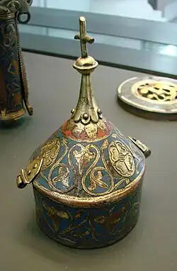 Пиксида. XIII в. Медь, выемчатая эмаль, золочение. Музей Пикардии, Амьен