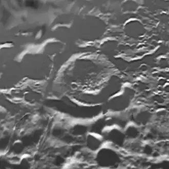 Кратер Муса (в центре). Снимок космической станции «Кассини-Гюйгенс»