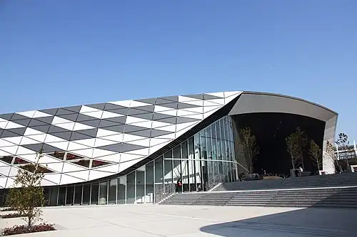 Дворец спорта Мусасино Форест (в центре)