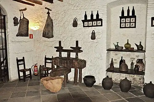 Старинная винная утварь в каталонском замке Пералада