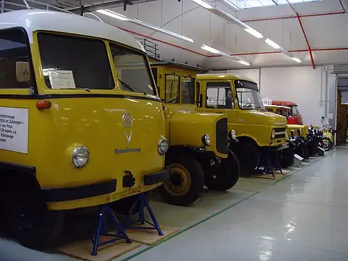 Почтовый электромобиль EL2500 (первый слева)