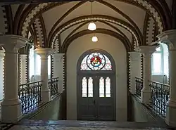 Крещатый свод входа бывшей школы