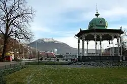 Вид на Ульрикен из центра Бергена, на переднем плане&nbsp;— «музыкальный павильон»