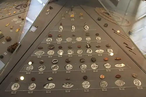 Гемма №17 с изображением рогатого шлема