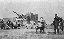 Майер Принштайн выполняет свой прыжок в длину