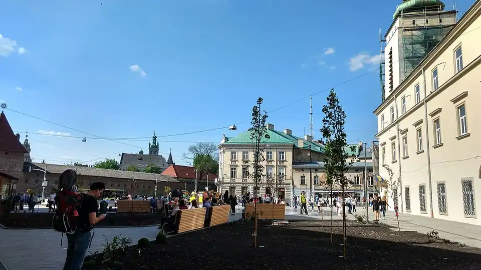 Справа — новый пешеходный фонтан на месте фонтана «Мальчик»