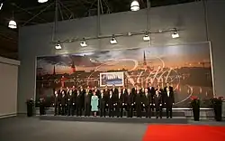 Главы государств и правительств стран НАТО стоят перед официальным портретом на саммите НАТО 2006 года