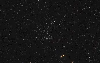 Жёлто-оранжевая 56 Андромеды и оранжевая HD 11727 хорошо видны внизу этого изображения рассеянного скопления NGC 752