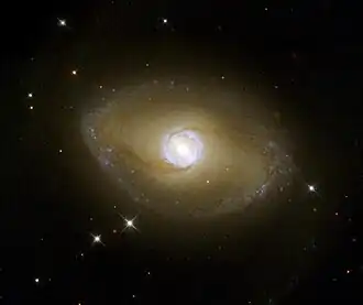 Галактика NGC 6782 имеет дискообразный балдж