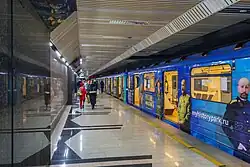 Поезд у платформы для высадки