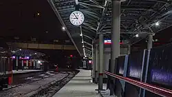 Станционные часы на платформе