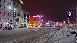 Площадь ночью: Макдоналдс, Центральный универмаг и управление метрополитена