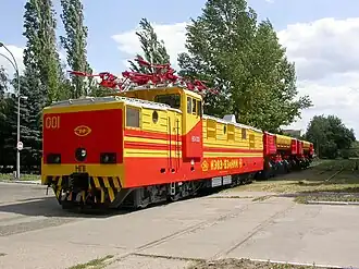 Четырёхосный карьерный промышленный электровоз НП1 с двумя моторными думпкарами