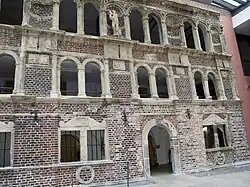 Сохранившийся фасад внутреннего двора в музее замка