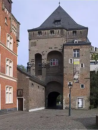 Северо-западный (городской) фасад (слева от ворот — часовня)