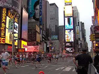 Бегуны пробегают по Таймс-скверу в 2006 году